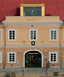 radnice s hodinami v Kardašově Řečici