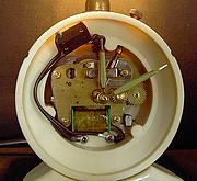 Svítící elektrický synchronní budík METAMEC, Dereham, Norfolk, 50 léta minulého století