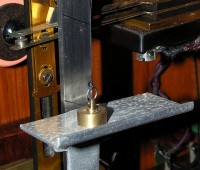 detail závažíčka spouštěného na misku kyvadla