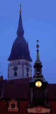 Dvě věže v J. Hradci. Zadní osvětlována celá, přední s vnitřním osvětlením.