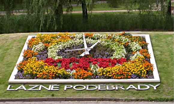 Současnou podobu hodin vytvořil Ing. T. Jiránek ( fa Zahrada Čech - Nové Město nad. Metují).